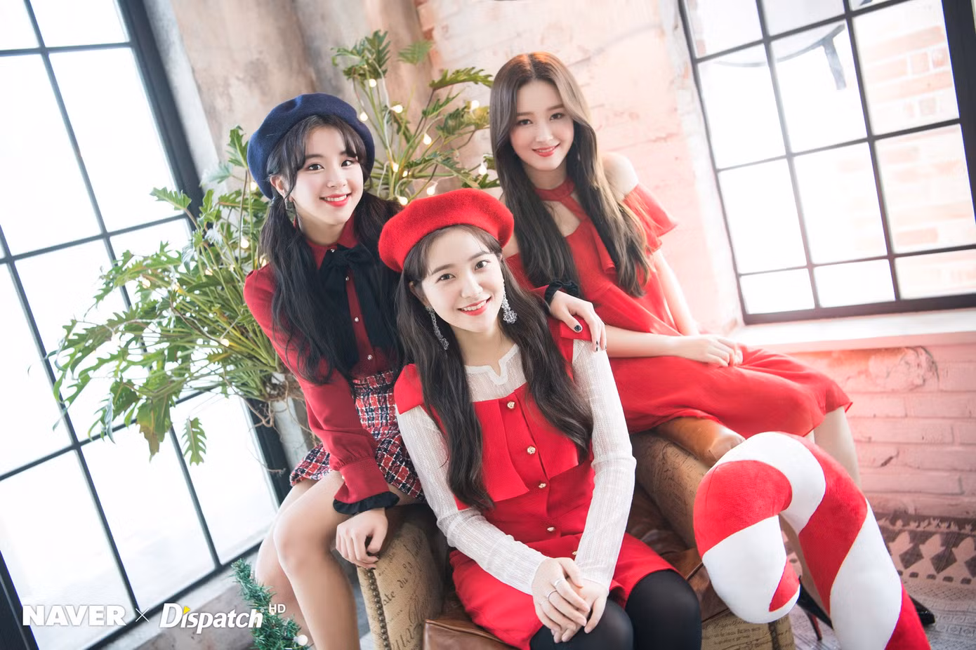 Trước kia, Nancy vẫn được gọi là bông hồng lai, được xem là một trong những nữ idol xinh nhất K-Pop. Nhưng rõ ràng khi Yeri và Chaeyoung đứng cạnh Nancy, thì em út của Red Velvet và TWICE cũng không hề bị lấn át.