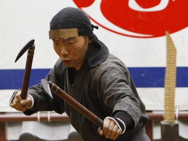 Một người biểu diễn cách dùng vũ khí của ninja.