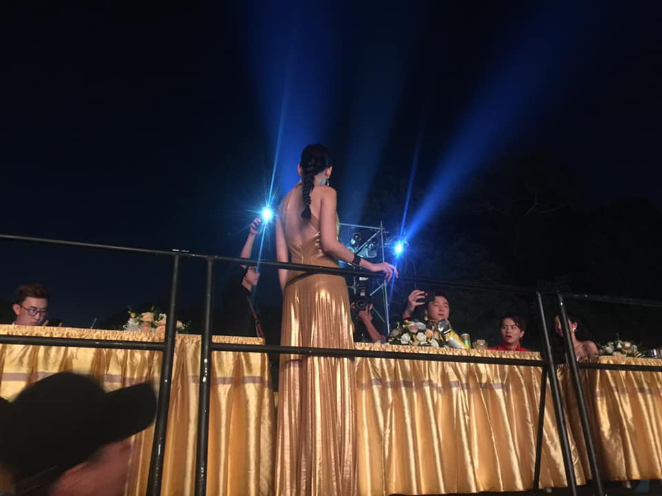 Thế nhưng một khoảnh khắc hài hước về sự &quot;đồng điệu&quot; giữa chiếc váy của Chi Pu và khẳn trải bàn đã được các fan chụp lại và truyền tay nhau.