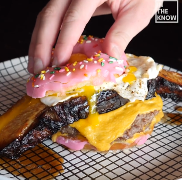 Chiếc bánh vô cùng "nặng cân" so với vẻ bề ngoài của nó.