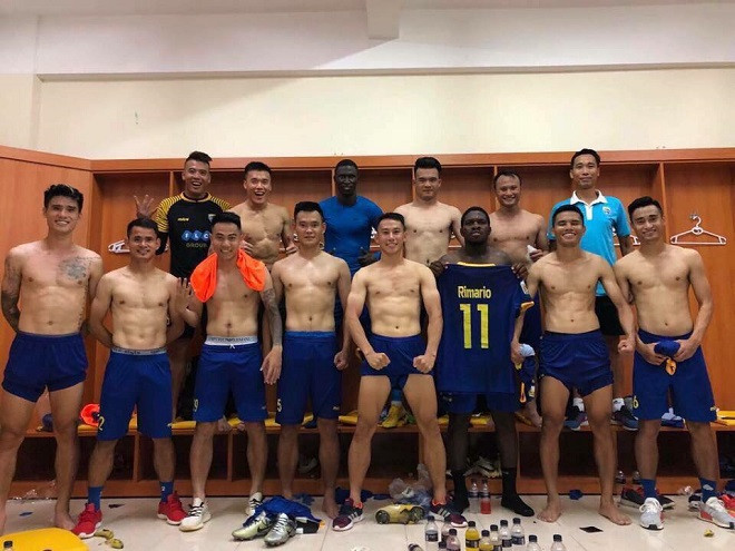 Thủ môn Bùi Tiến Dũng cùng đồng đội khoe body mừng chiến thắng trước CLB SLNA.