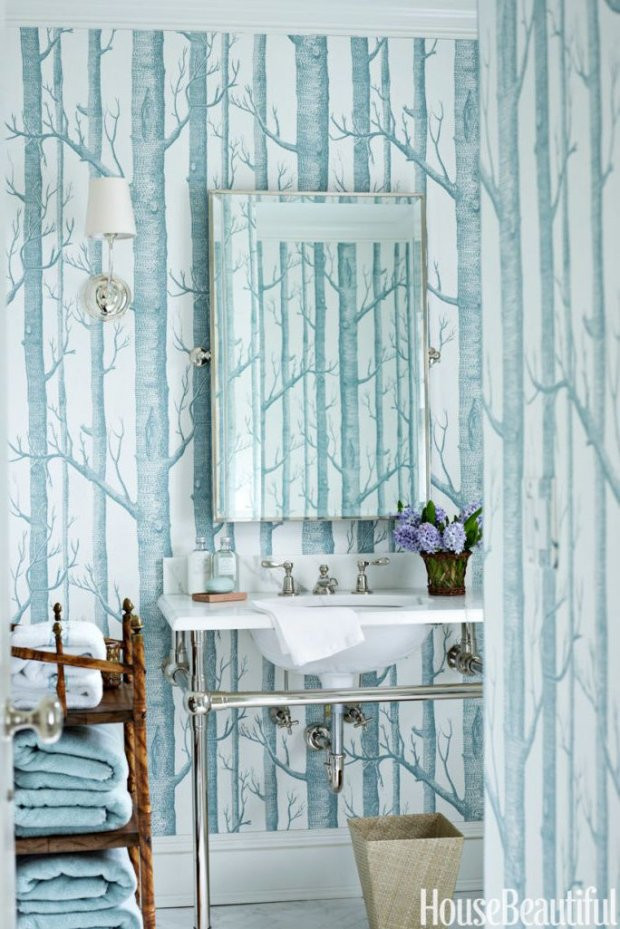 Bức tường nhà tắm màu xanh nhẹ dịu với họa tiết khu rừng không lá đem tới một không gian vừa yên bình lại cổ điển. Những vật dụng trong nhà tắm này cũng không quá cầu kì nhưng vẫn tạo được điểm nhấn.