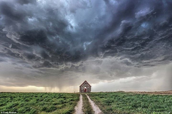 Hình ảnh ấn tượng về một nhà thờ nhỏ dưới bầu trời mây đen vần vũ ở Saskatchewan, Canada.