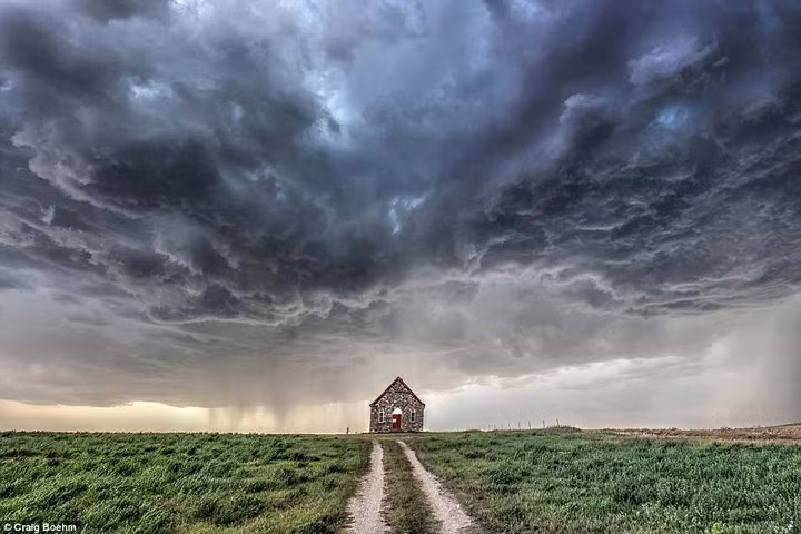 Hình ảnh ấn tượng về một nhà thờ nhỏ dưới bầu trời mây đen vần vũ ở Saskatchewan, Canada.