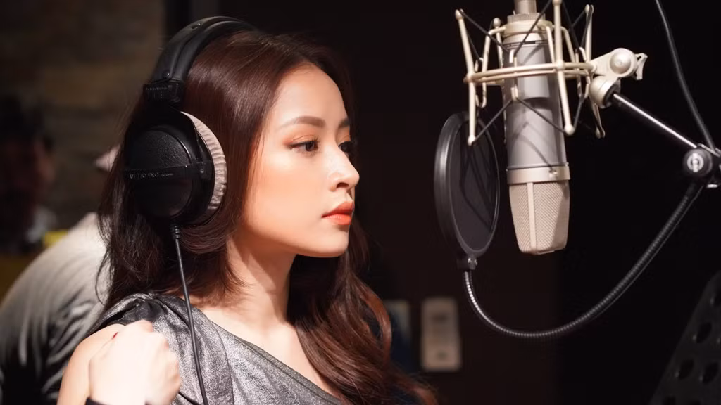 Cô không chỉ thể hiện ca khúc nhạc phim bằng tiếng Việt mà còn thử sức bằng một vài câu hát tiếng Thái.