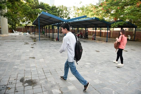 Nam sinh này cũng hớt hải chạy vào phòng thi. Ghi nhận tại điểm thi Lương Thế Vinh.