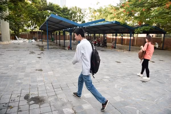 Nam sinh này cũng hớt hải chạy vào phòng thi. Ghi nhận tại điểm thi Lương Thế Vinh.