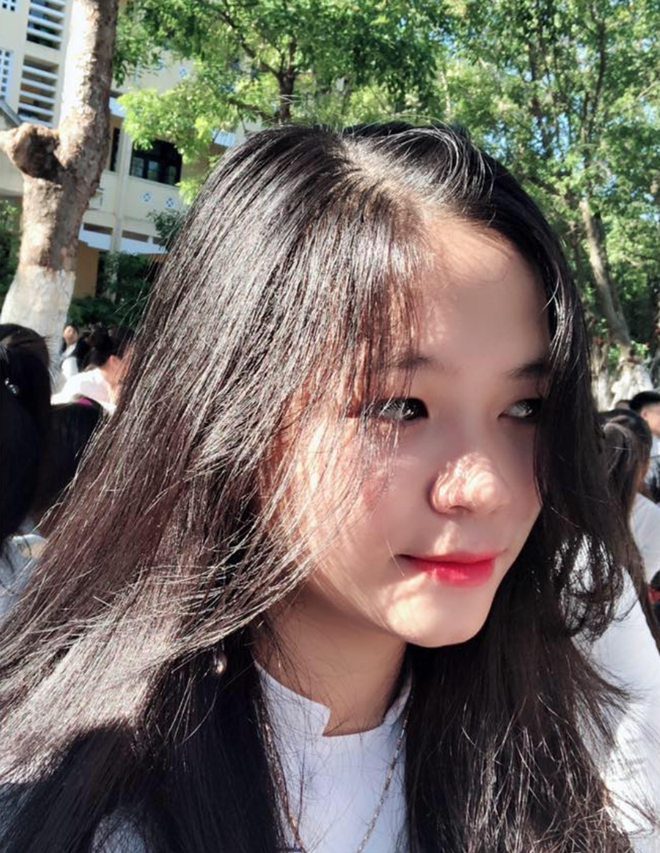 Lào và cô bạn cùng bàn.