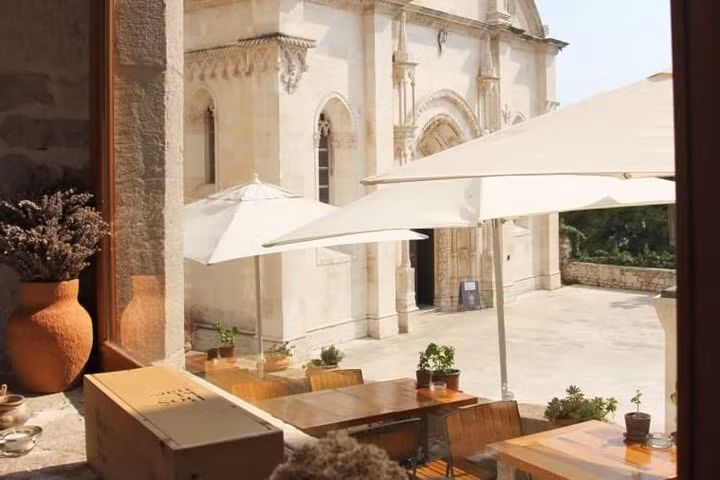 Nhà thờ St James độc đáo của Croatia. Nhà thờ này được xây hoàn toàn bằng đá, không sử dụng vữa hay bất cứ vật liệu liên kết nào khác.