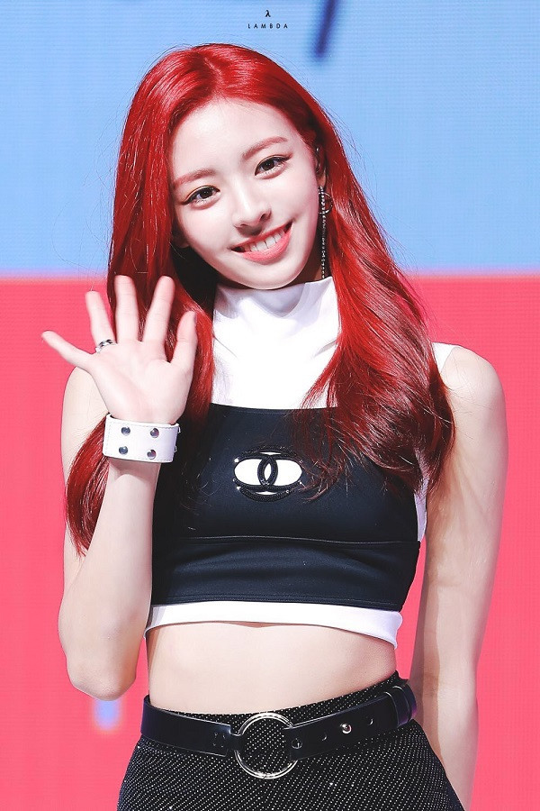 Em út Yuna hiện đang được xem là visual của ITZY nhờ ngoại hình đẹp miễn chê, cùng gương mặt luôn tươi cười rạng rỡ.