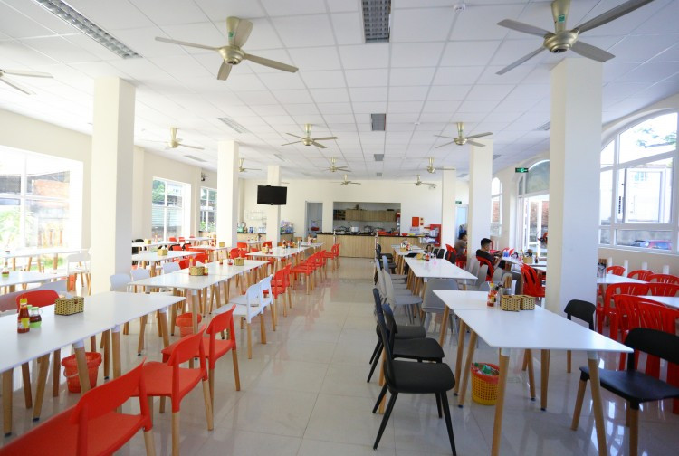 Khu căn tin 3 sao của KTX này khá sạch sẽ và hiện đại.