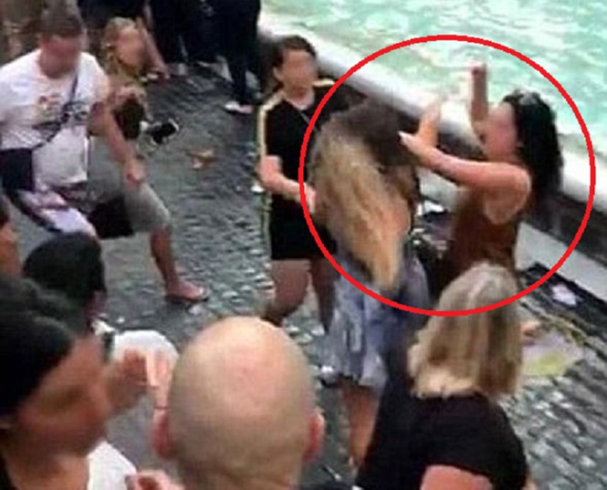 Vụ ẩu đả tại đài phun nước Trevi ở Rome. Ảnh: SỞ CẢNH SÁT ROME.