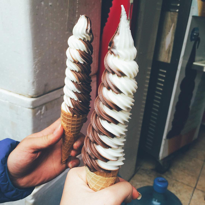 Kem dài - đặc sản của khu ăn vặt trường Việt Đức.