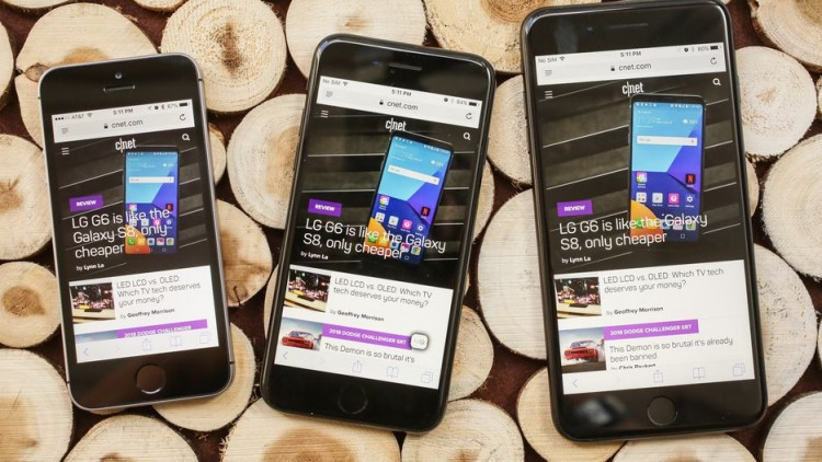 iPhone SE (2017): Một năm sau đó, Apple làm mới dòng iPhone SE bằng cách bổ sung thêm gấp đôi dung lượng bộ nhớ trong với cùng mức giá của bản năm 2016.