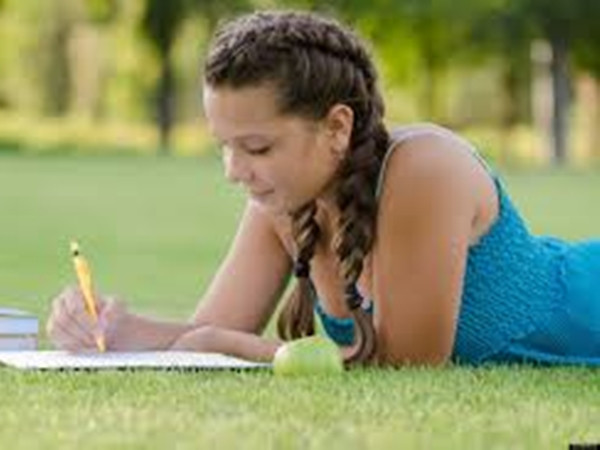 Dần dần, việc viết hàng ngày chắc chắn sẽ trở thành sở thích của bạn, vì nó giúp cải thiện cảm xúc rất nhiều.