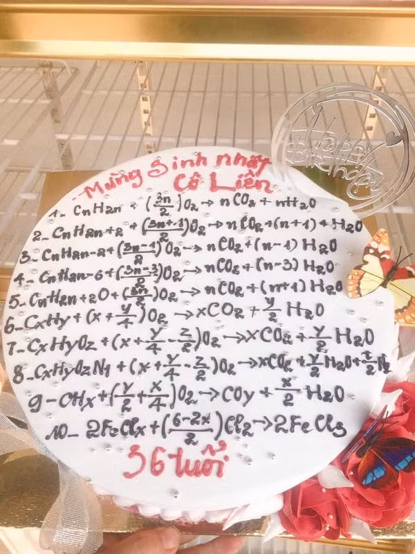 Chỉ cần nhìn chiếc bánh kem là biết cô Liên đang dạy môn gì rồi.