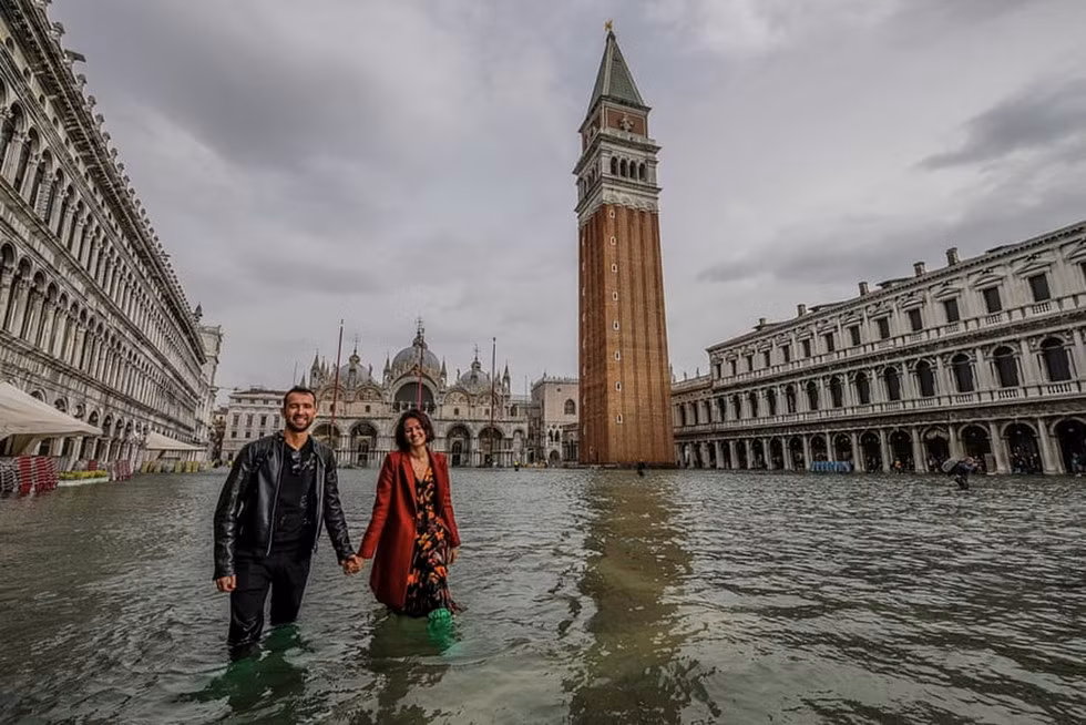 Dù lội nước nhưng không kém phần lãng mạn tại Piazza San Marco. Ảnh: AFP.