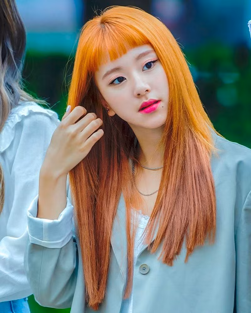 Chaeyoung (TWICE) còn chơi trội đến mức nhuộm hai tông màu cam khác nhau, khiến cô nàng rực rỡ như một đốm lửa nhỏ.