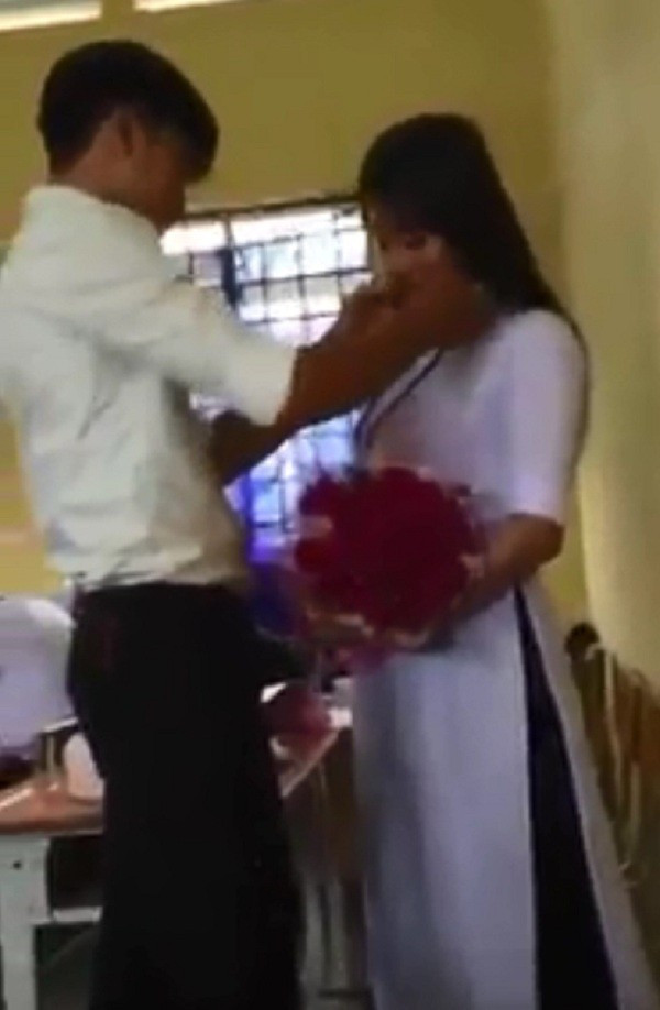 Nam chính tặng hoa và dây chuyền cho bạn gái.