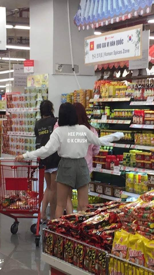 Chanmi mặc áo hồng, Hyejeong mặc áo đen và Yuna mặc áo trắng. (Ảnh: Hee Phan).