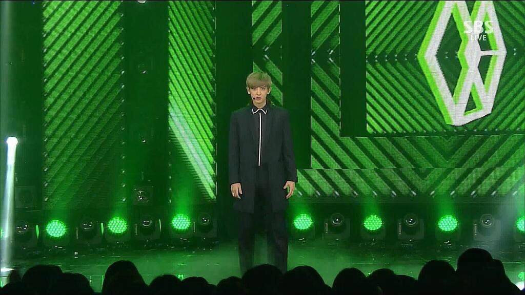 Bạn nghĩ Chanyeol đang biểu diễn solo? Nhầm to rồi, chỉ là các thành viên EXO đang trốn sau lưng Chanyeol đấy thôi.