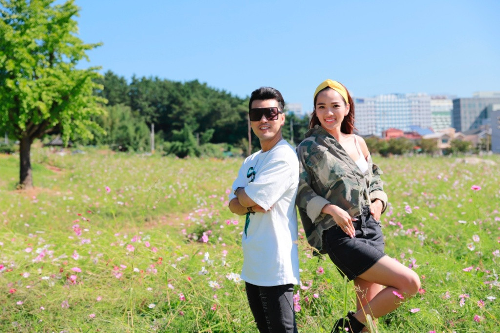 Hai vợ chồng liên tục dành cho nhau những cử chỉ ân cần, tình cảm.