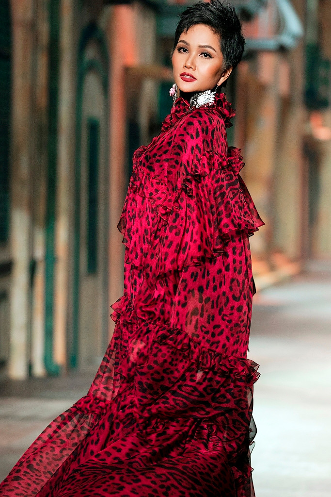 Không khí tại sân khấu thực sự bùng nổ khi Hoa hậu Hoàn vũ Việt Nam 2017 sải những bước chân với vai trò vedette.