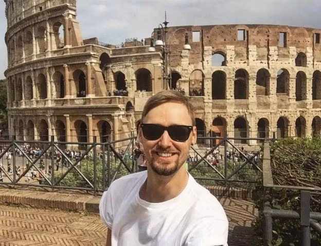 Chàng trai người Scotland đứng trước Đấu trường La Mã, Italia.
