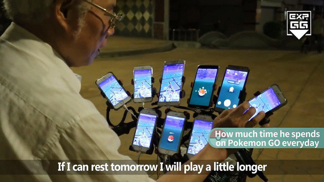 Số lượng điện thoại cảm ứng gắn trên xe đạp của ông Chen khiến nhiều người ngưỡng mộ. Bất ngờ khi cụ ông vẫn còn 3 chiếc điện thoại khác ở nhà.