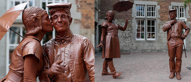 Thoạt nhìn du khách có thể lầm tưởng đây là một bức tượng bằng chocolate nhưng không phải. Họ là những nghệ sỹ đóng giả tượng trong Lễ hội tượng sống “Statues en Marche” diễn ra ở thị trấn nhỏ Marche-en-Famenne của Bỉ hôm 22/7 vừa qua. Họ đặt tên cho tác phẩm của mình là “Cặp đôi chocolate”.