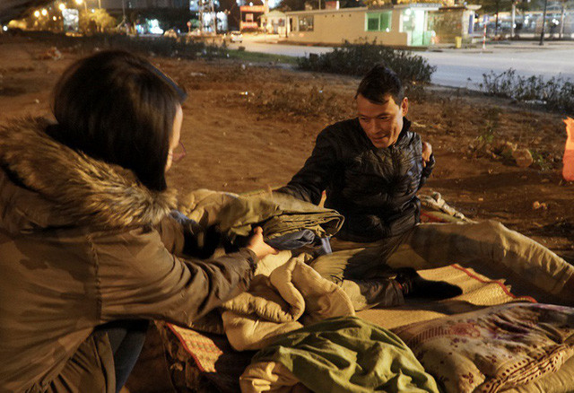 Một nhóm bạn trẻ, quyên góp quần áo cũ, chăn, gối… tặng cho người vô gia cư.