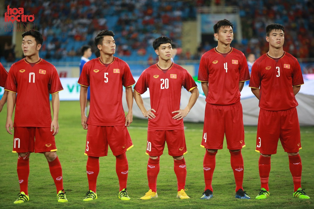 Đội hình xuất phát của U23 Việt Nam với Văn Quyết đeo băng đội trưởng, Đình Trọng và Tiến Dũng đá trung vệ, Công Phượng và Anh Đức đá cao nhất trên hàng công.