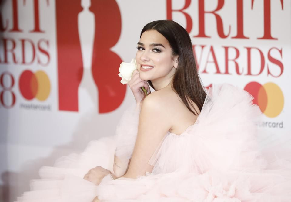 Dua Lipa xứng danh là một biểu tượng thời trang thế hệ mới của xứ sương mù.