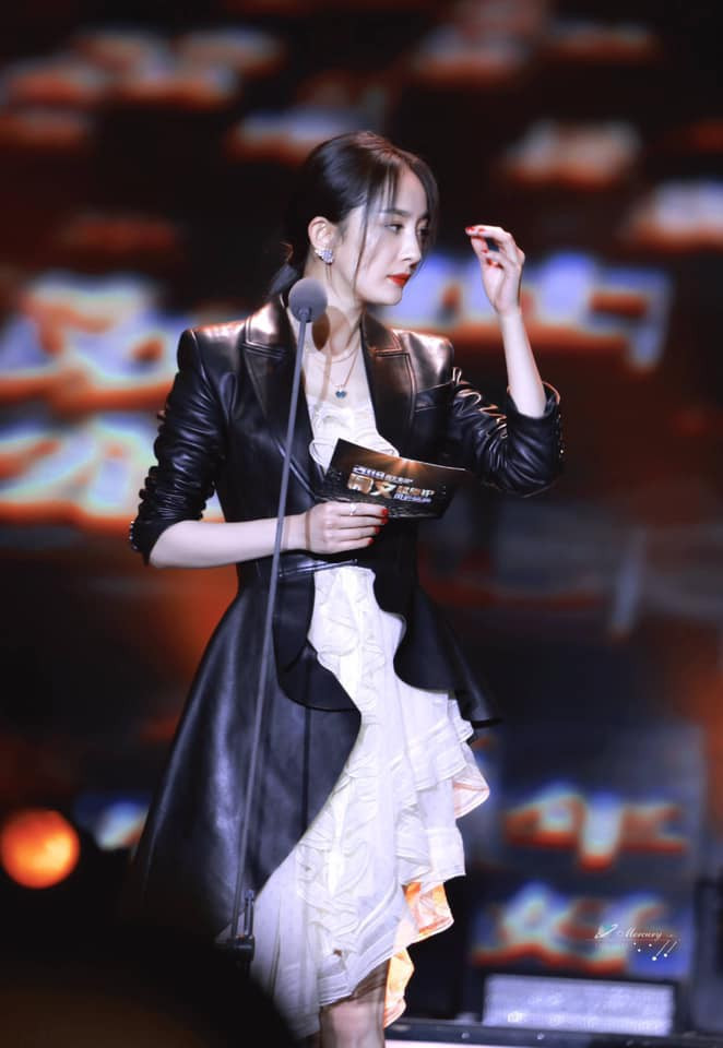 Dương Mịch xuất hiện đầy nổi bật tại Phong vân thịnh điển.