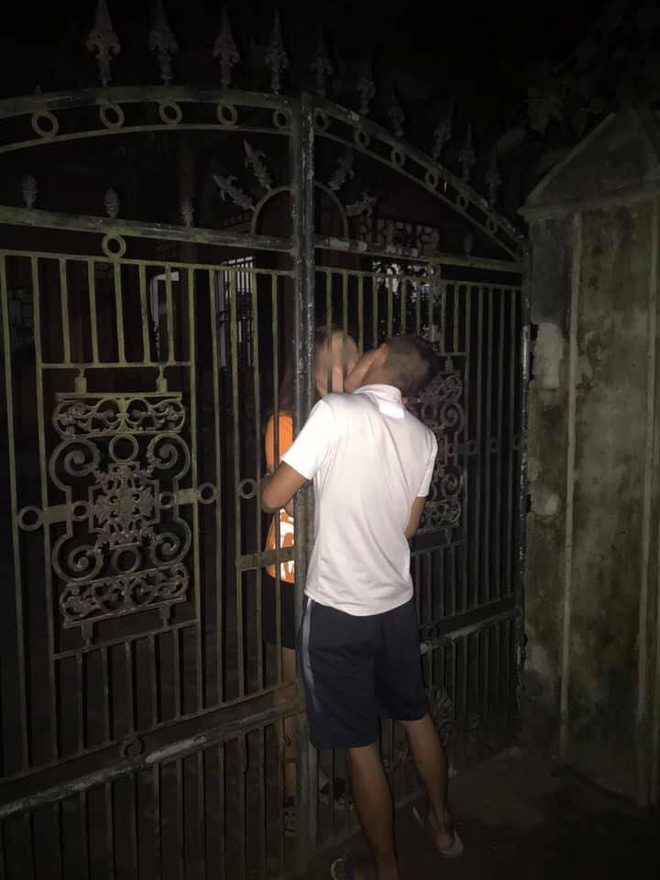 Cặp đôi hôn nhau qua song sắt.