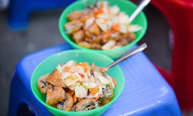 Quán nằm tại ngõ 242 Lạc Long Quân, Hà Nội bạn nhé. Quán chỉ bán từ 14 đến 18h hàng ngày.