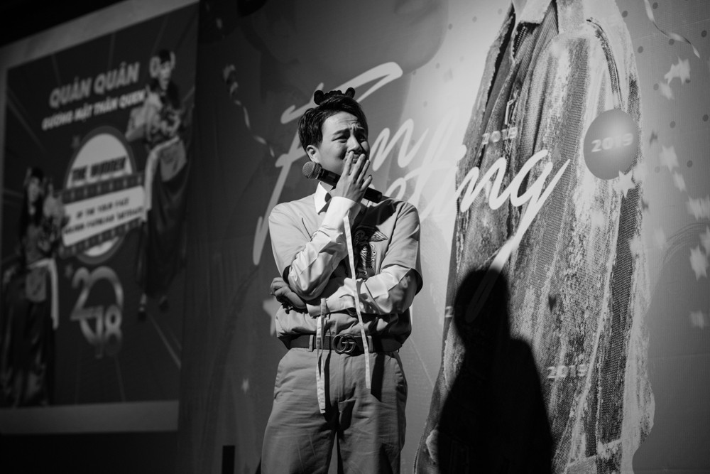 Ngoài ra cũng có những khoảnh khắc nam diễn viên không kìm được nước mắt khi đón nhận tình cảm của các fan.