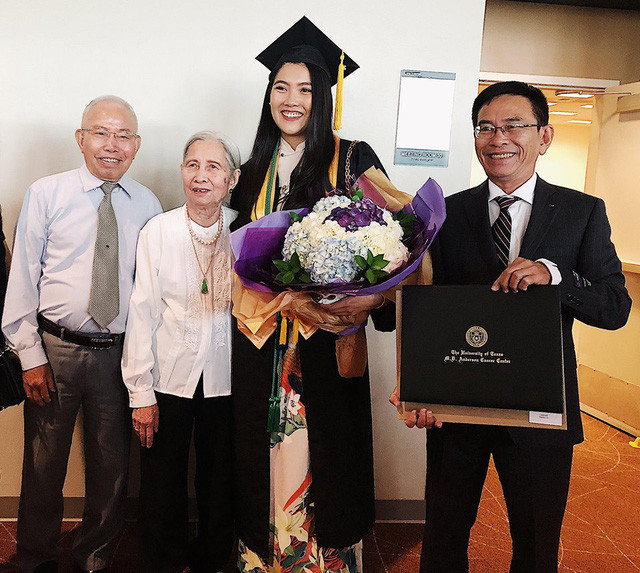 Bố và bà hạnh phúc chia vui cùng Nam Phương trong ngày lễ trọng đại của cô.