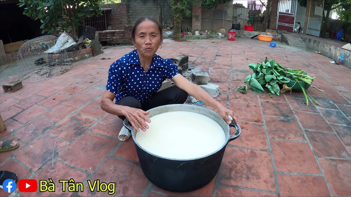 Bà Tân chuẩn bị nguyên liệu để làm món thạch “siêu to khổng lồ”. (Ảnh: Bà Tân Vlog)