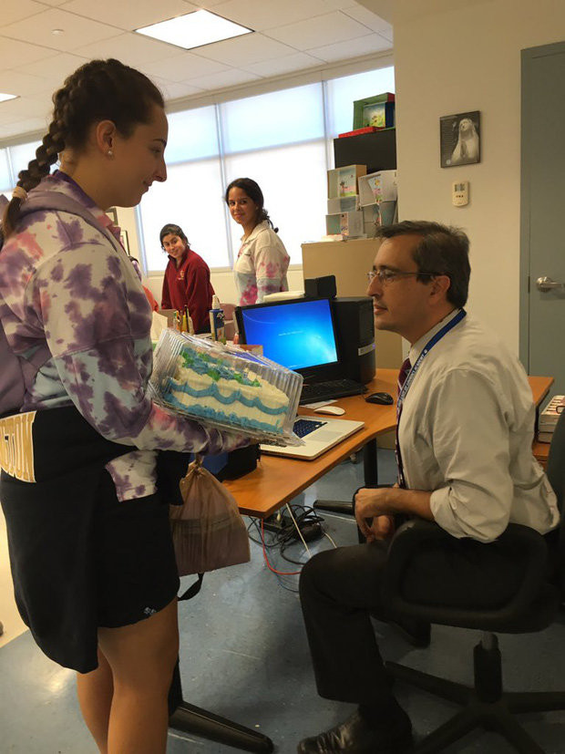 Cô nàng đã quyết định gửi tặng chiếc bánh kem vô cùng đặc biệt cho người thầy của mình.