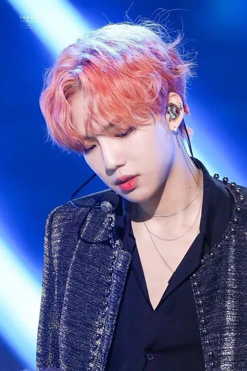 Youngmin (AB6IX) gia nhập hàng ngũ những idol có mái tóc hồng cam nổi bật tỏa sáng cả góc sân khấu.