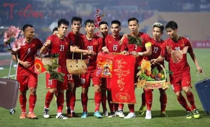 Làm kiểu ảnh với mứt Tết, câu đối đã.