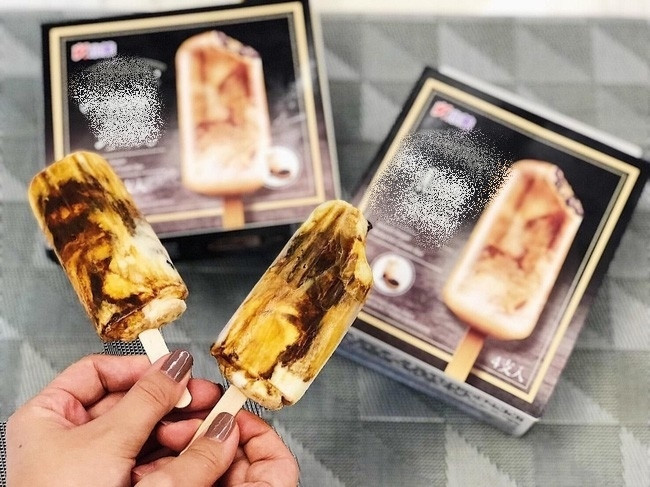 Những chiếc kem với màu sắc bắt mắt, nhìn như cốc sữa tươi trân châu đường đen được các bạn trẻ săn đón, đặc biệt là trong những ngày nắng Hè.