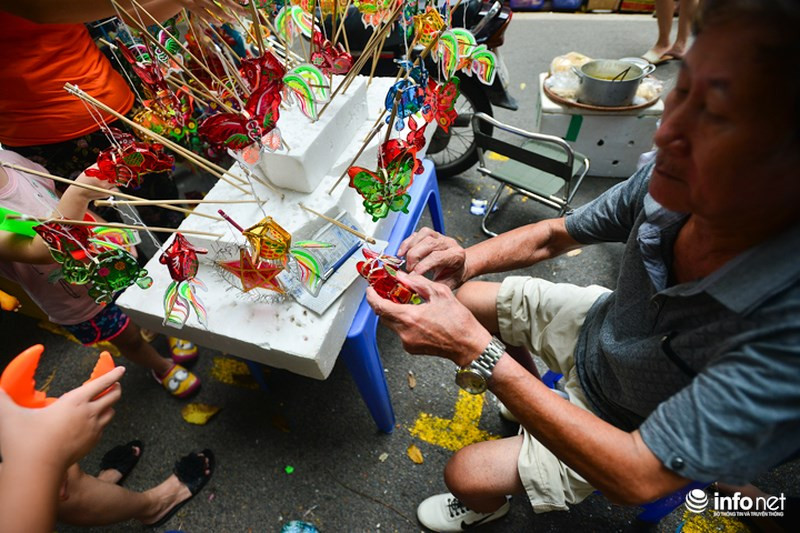 Mặc dù có kích thước tí hon nhưng những chiếc đèn này như một phiên bản thu nhỏ của đèn lớn, vẫn đầy đủ các bộ phận và rất bắt mắt.