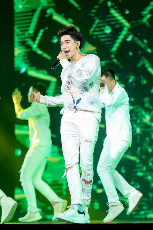 Chi Dân "chịu chơi" khi đầu tư tới 3 bộ trang phục trong đêm diễn.