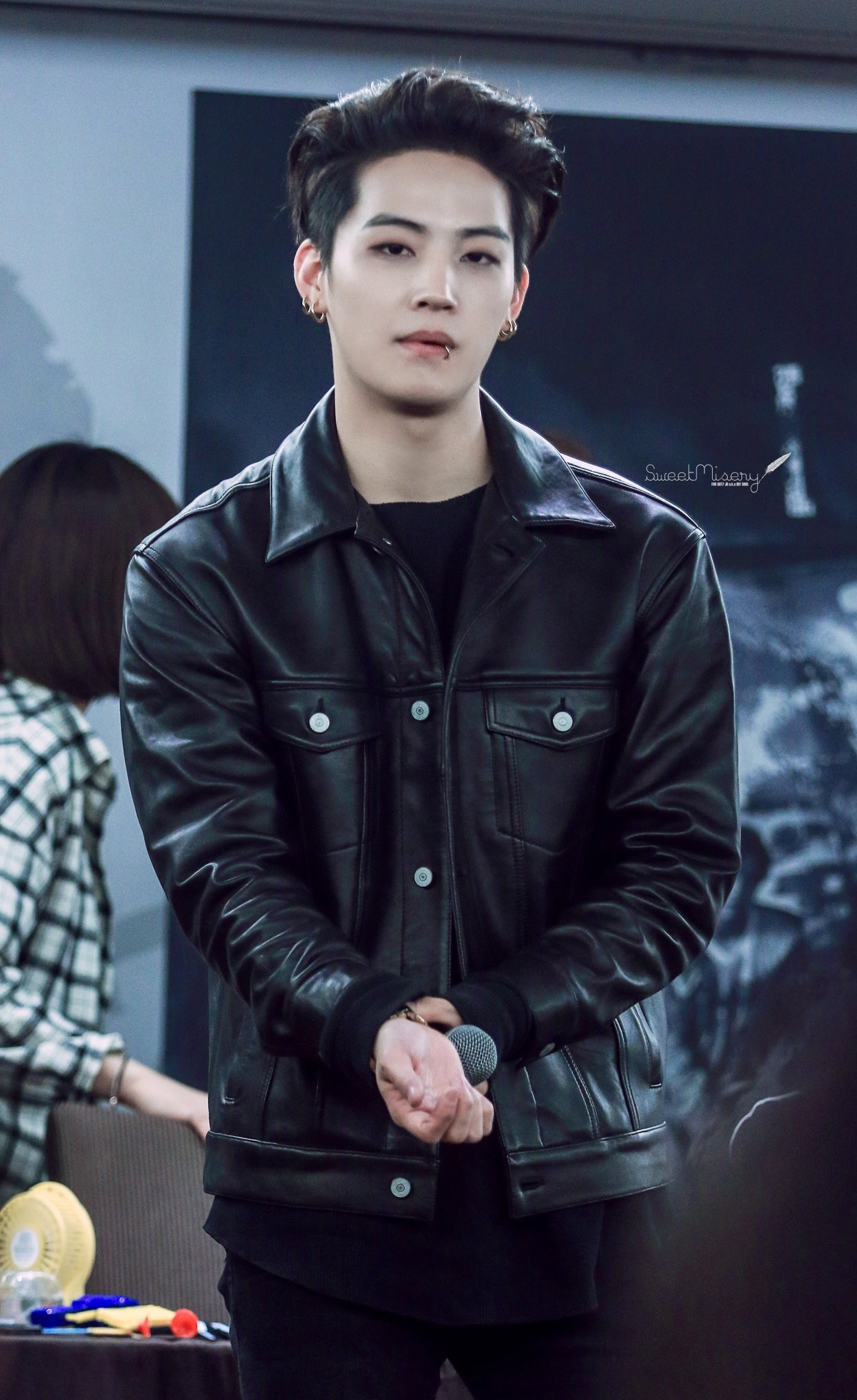 Có câu “người đẹp vì lụa”, riêng với JB thì phải nói “áo đẹp nhờ người mặc” mới đúng.