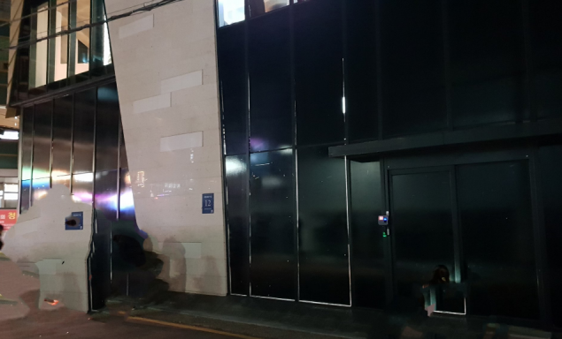 Toà nhà lại yên ổn sau khi Pledis Ent tuyên bố hủy bỏ sự kiện hi-touch.