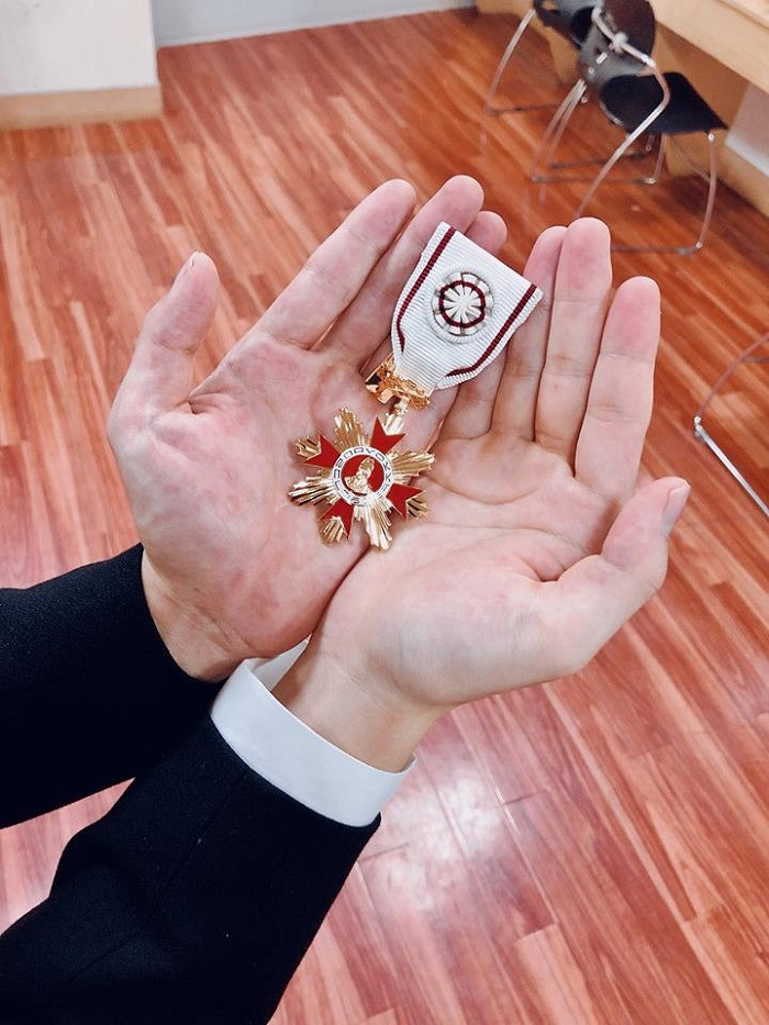 BTS nâng niu Huân chương văn hóa Hwagwan được trao tặng tại Korean Popular Culture &amp; Arts Awards