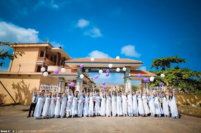 Năm đầu tiên của các bạn trẻ, do quên chụp ảnh nên cô bạn dùng tạm ảnh kỷ yếu.