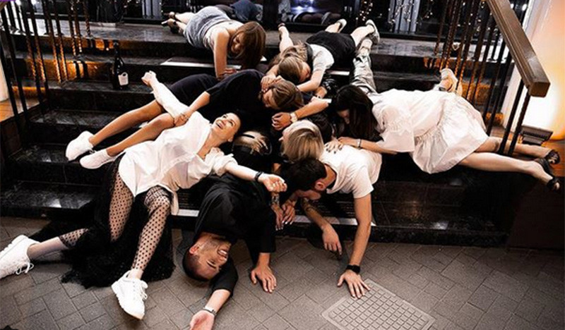 #fallingstars2018 ngày càng thu hút được nhiều người trẻ tham gia với những biểu cảm, trạng thái lầy lội và hài hước.